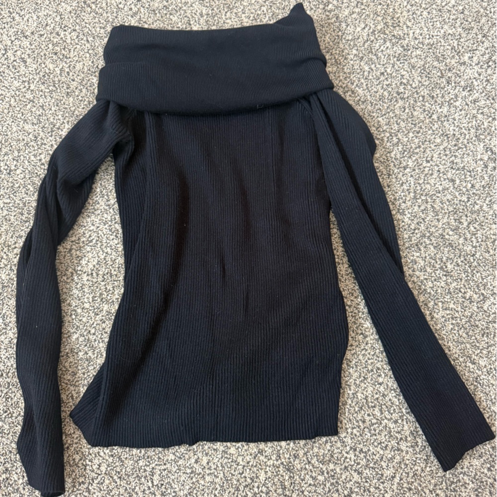 Women’s Black Long Sleeve off-the-shoulder Top